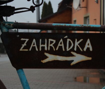 Slavnostně prostřený stůl v interiéru